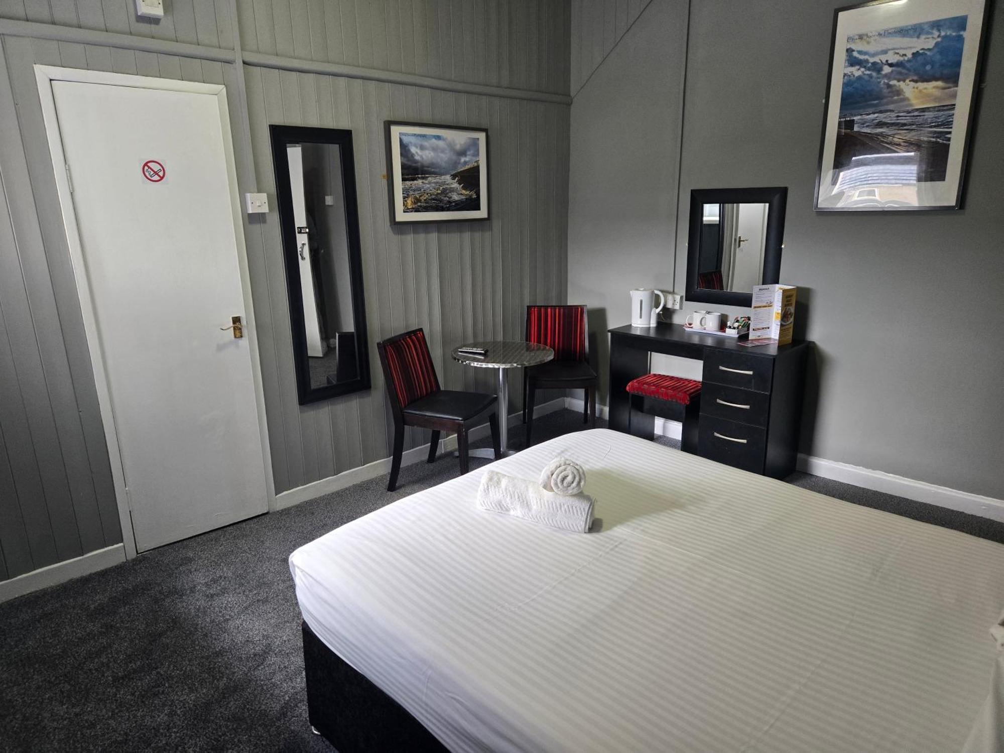 Peek-A-Booze - Budget Hotel - Adults Only Blackpool Eksteriør bilde