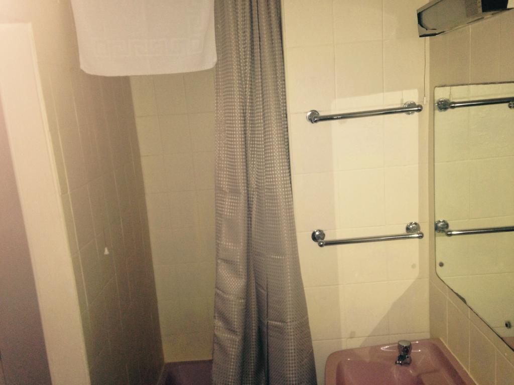 Peek-A-Booze - Budget Hotel - Adults Only Blackpool Rom bilde